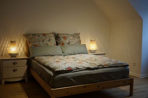 Willkommen in dieser gemütlichen 3-Zimmer Wohnung in grüner Stadtlage, die einer Familie oder kleinen Gruppe perfekte Ausgangsbedingungen für einen entspannten Aufenthalt im schönen Düsseldorf bietet: Ein Spielplatz mit großem Park sind gleich nebena...