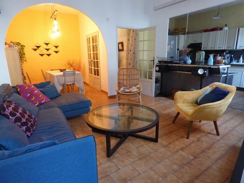 L'agence Alex'immo, Marseille 12ème vous propose à la vente : un appartement avec du cachet de type 3 au 1er étage, secteur 5 Avenues composé d'une entrée, d'une cuisine ouverte, d'un sallon, d'une salle à manger, de deux chambres, une salle de bain ...