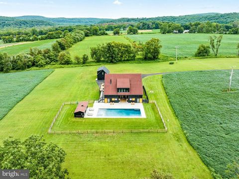 Every detail was considered when it came to bringing this stately structure to life. A breathtaking blend of farmhouse aesthetics and contemporary modern design make this luxurious Converted Barn with new Pool an exceptional property. 89+ acres of id...