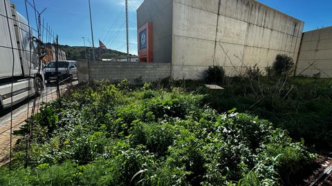 The plot is situated in the industrial estate of La Vega, in the town of Tarifa, very well located in the second line of the industrial estate, with east orientation and with approved project for the construction of a warehouse. The industrial buildi...
