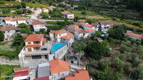2 bedroom villa for reconstruction, located in a quiet area with easy access. On the street there is already sanitation, water and fiber internet. The village of Santa Marinha da Zêzere is 5 minutes and 10 minutes from Ermida train station. Book your...