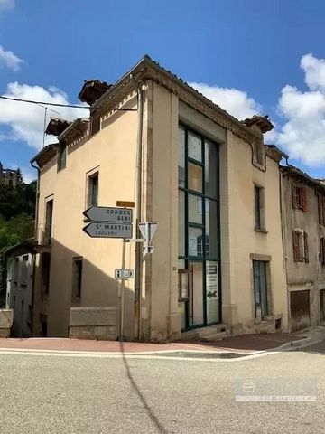 This building is located in the village center of Laguepie, near the St Martin de Laguepie bridge. On the ground floor it is composed of a reception room, a large office with integrated storage, a smaller office and a storage space and separate toile...