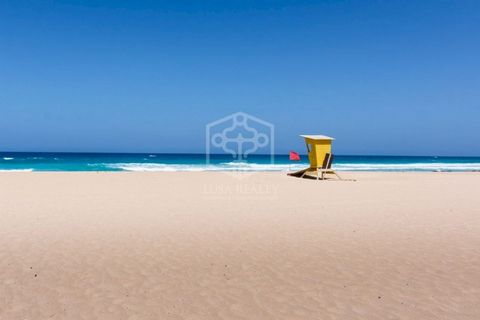 Terreno in vendita per la costruzione di un hotel sul lungomare. Situato a Fuerteventura, la seconda più grande delle Isole Canarie nell'Oceano Atlantico, a 100 km dalla costa del Nord Africa. È una nota destinazione turistica grazie alle sue spiagge...