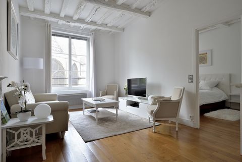 Overlooking the church of Saint-Séverin, one of the oldest on the Left Bank, this beautiful apartment has two bedrooms and a large living room. Nestled a few steps from the heart of the Latin Quarter, recently renovated, it harmoniously combines beau...