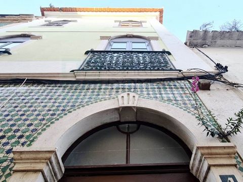 Charming building with 4 floors in the center of Torres Vedras. Building in total ownership consisting of two fractions with independent use: - R / C consisting of a T0 with 44.85 m2 of gross private area - access by Rua Guilherme Gomes Fernandes - F...