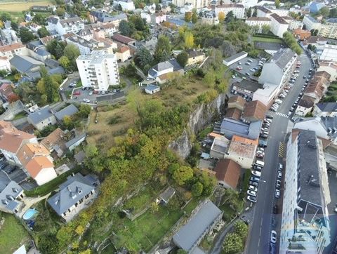 Large plot of land of 3000 m2 in a dominant position over the city of Lourdes and located near the halls, CU for a residential house with a surface area of 150 m2 on the ground in R+1+ attic. Price: 146 900€ including 6.4% buyer's fees. (Price exclud...