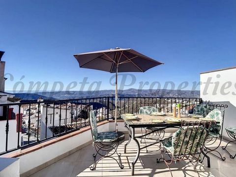 Discover the enchantment of this townhouse in Canillas de Aceituno with a swimming pool and a rooftop terrace, seamlessly blending the allure of traditional Andalusian architecture with modern comforts. This charming townhouse comprises an openplan l...