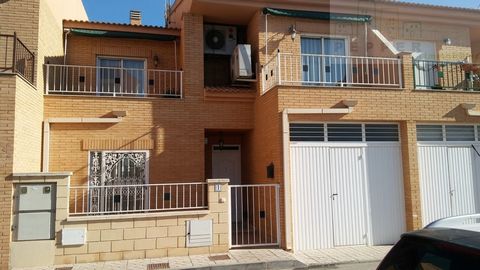 Beautiful terraced house located close to the city of Alicante and only 15 minutes drive from the sea. This house has 3 bedrooms and a kitchen. two bathrooms and a large living room. The whole house is also equipped with an air conditioning system in...