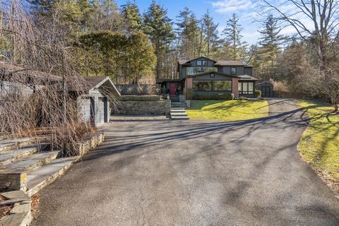 This stunning Woodstock property is privately sited on meticulously landscaped grounds with beautiful mountain views and located in close proximity to the village center. Design-focused to the core, this remarkable modern home features 3 beds and 3 a...