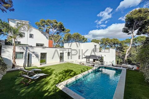 House for sale of 309m2 on a plot of 659m2, which has a private pool, garden area, barbecue, and solarium, located in Montmar in Castelldefels. It is a modern house that combines elegance and functionality. The design of the property stands out for i...