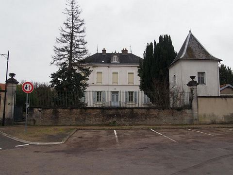 Maison de Maître to refresh on 3 levels, location close to the train station, large plot of about 1000m2. To visit and assist you in your project, contact your local real estate advisor Bruno VINCENT acting under the status of independent advisor wit...