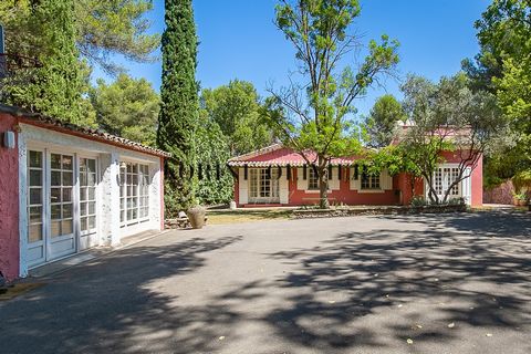 KORINE Olivier presents this beautiful property of two single-storey houses on a plot of almost one hectare wooded in a quiet hill. Once the secure electric gate passed you walk along two covered parking spaces and an independent annex of approx 40M2...