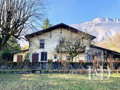 Nestled on a large plot of 2100 m2, this charming old house of 195 m2 offers an authentic charm. Built on 2 levels, this house distributes a total surface area of 278 m2 offering many possibilities for development. It consists of a fitted kitchen, a ...
