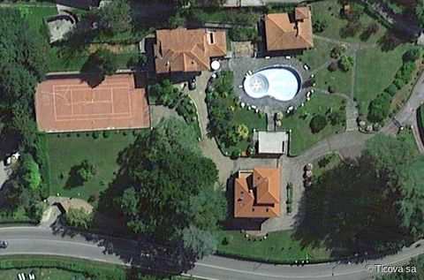 1072I - Ticova immobiliare erbjuder till salu en obefläckad familjeegendom som har 2 parhus i LAGO GHIRLA. En nybyggd herrgård och en tidstypisk villa i exceptionellt skick med utsikt över sjön. Inne i den fantastiska parken finns en tennisbana, lust...