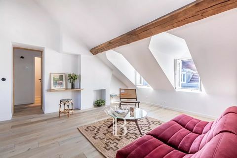 Apartment with a great deal to offer on the top floor of an old Parisian stone building in an exceptional location at the heart of the 1st arrondissement, a short walk from Place Vendôme and Saint-Honoré Market. Entirely renovated by an interior desi...