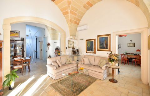 MERINE (LIZZANELLO) - LECCE - SALENTO In the historic centre of Merine, hamlet of Lizzanello, we are delighted to offer for sale an elegant historic building on two levels for a total area of approximately 500 sqm, with a rear garden, large land and ...