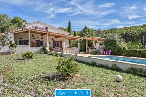 Property T7/8 of about 200 m2 hab on 2 levels located in a beautiful environment on about 9,984 m2 of land, not closed, in great calm and not overlooked. The main house is essentially on one level. It consists of a spacious dining kitchen with its in...
