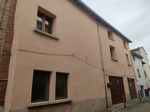 In Exclusivity, located chemin du Terrail in Sury-Le-Comtal, small building whose facade has been redone, consisting of three garages rent (50 €, 45 €, 35 €), a plateau of 150m2 to develop entirely, spread over two levels, possibility of creating thr...