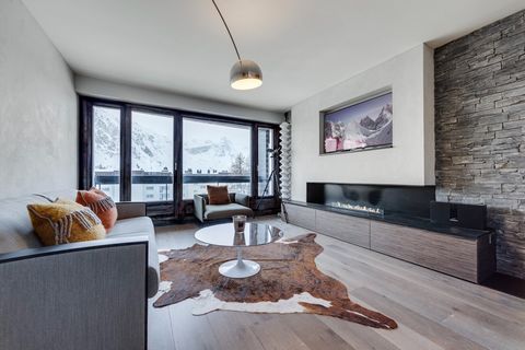 We offer exclusively a magnificent ski-in/ski-out one bedroom apartment, completely renovated with high-end materials. Triple-glazed windows, interior and exterior insulation on the north face of the building, fully equipped kitchen with built-in cof...