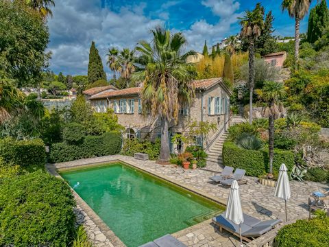 Very pretty, stone bastide in the hills of Golfe-Juan, offering a superb view of the sea and the Lérins Islands off the bay of Cannes. This villa of approximately 200m2 comprises on the first level: a living room, a dining room, open fitted kitchen a...