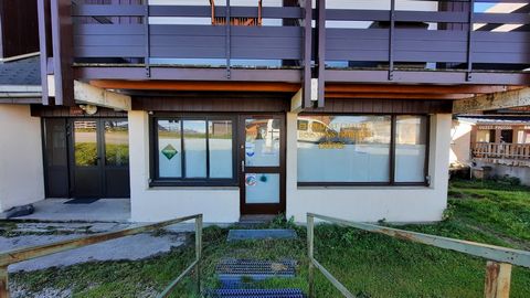 In the heart of the ski resort of Guzet, at the foot of the slopes, in front of the ESF and next to the swimming pool, very popular with holidaymakers during the summer, this commercial space is ideally located for the winter and summer season. In ad...