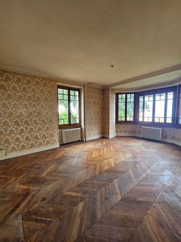 In the heart of the town of EVIAN LES BAINS, to be completely renovated. Character house located in the heart of downtown with full lake views. Built in the 40's on a plot of 1950m2, with a living area of 180m2 with 6 bedrooms, this house with genero...