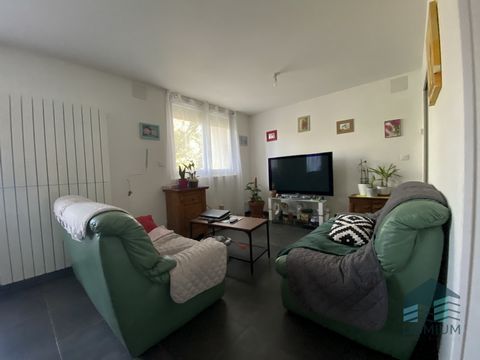 This T4 apartment, of 73m2, is located in a secure residence close to all amenities. It consists of a large living room with an open kitchen, three bedrooms, as well as a shower room, and WC. This apartment offers a nice balcony with an area of 13 m2...