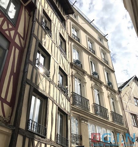 ROUEN HÔTEL DE VILLE, For investment, renovated apartment, rented 600 €/month net owner, with a living area of 59 m2 Carrez Law, type 3 - Comprising: Entrance, fitted kitchen, living room with parquet floor, two bedrooms cupboard/parquet floor, showe...
