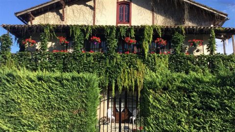 One of the prettiest and well known facades in Aubeterre sur Dronne houses a large home with at least 5/6 bedrooms and the possibilty to make more. In a previous time the property was an established Auberge (inn) and its location within the village o...