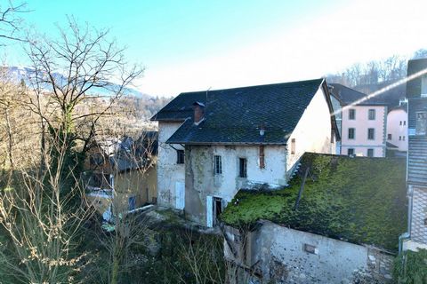 In the heart of the historic centre of Alby sur Chéran, building with outbuildings to renovate. Mixed destination with the possibility of accommodation + professional activities. Substantial work to be planned The main building is composed of: - A ba...