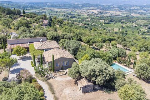 This single-story architect-designed property is a true gem, ideally located near the village of Bonnieux, offering panoramic views of the Luberon and Mont Ventoux. The property enjoys a privileged location, just a few steps away from the village, in...