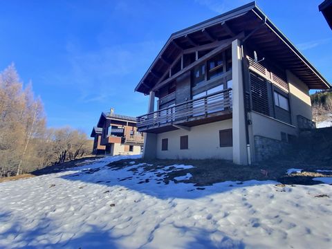 MONTGESIN, close to the slopes, in the heart of a small hamlet attached to the ski area of La Plagne, come and discover this top-of-the-range chalet of 200m2 on the ground on 3 levels and built in 2008 enjoying a view of the mountain. breathtaking. V...