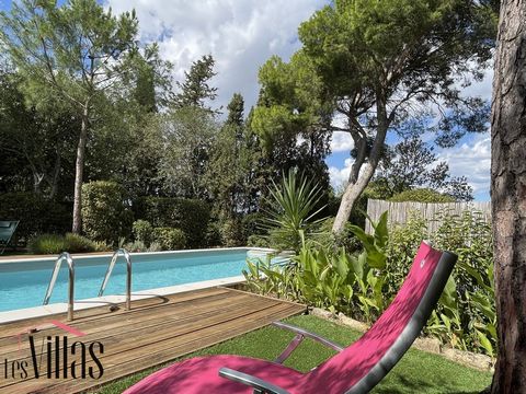 Lovers of beautiful views and nature, this old wine building will seduce you! Located near Narbonne, in a quiet area, this large house is located on a plot of more than 2600 m2 offering a garden not overlooked with swimming pool and a vegetable garde...