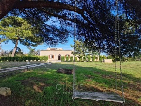 Esta exquisita villa en venta en Puglia, recientemente renovada y distribuida en dos niveles, se encuentra en la tranquila y pintoresca campiña de Apulia, ofreciendo un exclusivo oasis de paz y confort. El acceso a la propiedad es a través de una pue...