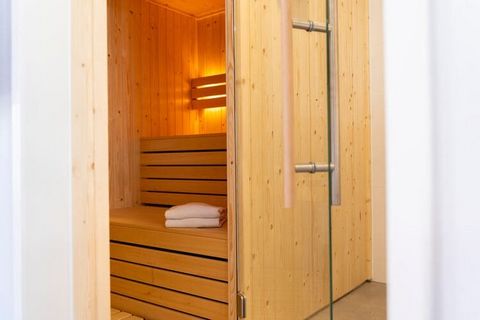 Cette maison de vacances indépendante avec sauna privé est située dans le magnifique parc de vacances Resort Nieuwvliet-Bad, qui a ouvert ses portes en 2023. Il est situé à 16 km de la célèbre station balnéaire belge de Knokke. La belle plage de la m...