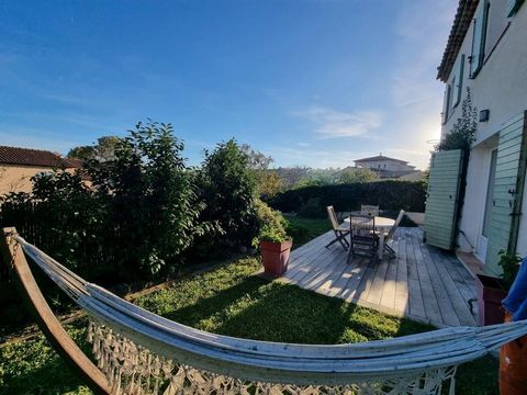 SAINT-JEANNET // This recently built villa (2018, RT2012 standard) in perfect condition, quietly located and well exposed, close to all amenities offers a breathtaking view of the Baou de St Jeannet. It consists on the ground floor of a fully equippe...