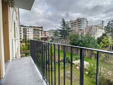 Boulogne Billancourt - Near rue du Château - 2nd floor - 2 rooms - 1 bedroom - 42 m2 Metro Jean Jaurès, in a quiet and residential street, on the 2nd floor of a recent building, an apartment comprising a south-facing living room overlooking the garde...
