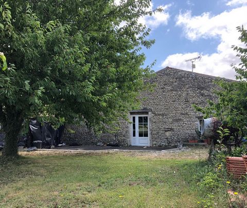 Beautiful Charentaise (former gîte de france) in very good condition. Ground floor: large fitted kitchen, WC, utility room, large lounge/dining room with a pretty listed well. On the first floor there is a large mezzanine, a passage room that could b...
