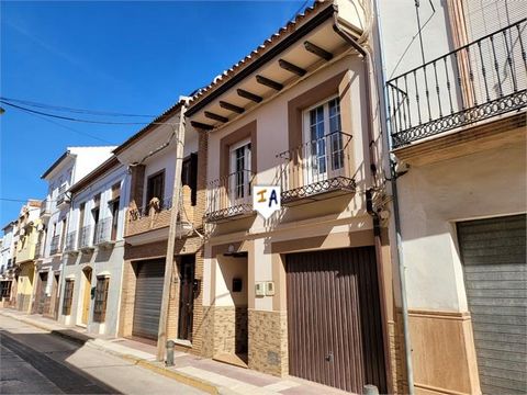 Dit gemakkelijk wonende appartement met 3 tot 4 slaapkamers op de begane grond ligt op slechts een korte loopafstand van het centrum van de stad en alle lokale voorzieningen die de stad Alameda in de provincie Malaga in Andalusië, Spanje te bieden he...