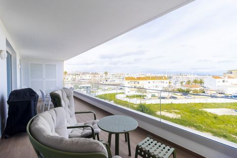 Meticulously designed and boasting modern finishes, denna utsökta lägenhet med 3 sovrum på tredje våningen erbjuder en enastående möjlighet. Inbäddat i hjärtat av Lagos, Algarve, erbjuder denna lägenhet fantastisk utsikt över stadssiluetten och glimt...