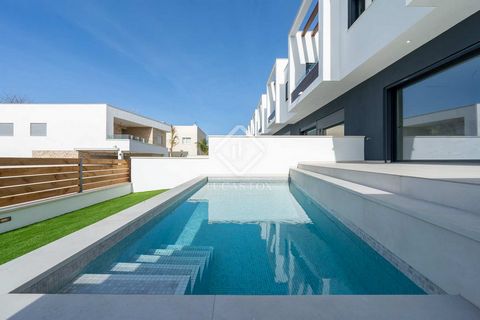 Lucas Fox Tarragona is pleased to present this exclusive townhouse in a development of only eight homes, with a garden and private pool, just three minutes walk from the idyllic La Llosa beach. It is a comfortable, brand new property . Its modern, mi...