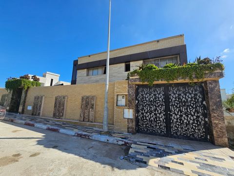 Century 21 Tanger bietet Ihnen eine schöne Villa in Achakar an der Straße zu den Höhlen des Herkules von 410m2, gebaut auf einem Grundstück von 364m2, besteht es aus 3 Ebenen: ein Erdgeschoss von 145m2, das 3 große Wohnzimmer, 1 kleine Einbauküche un...
