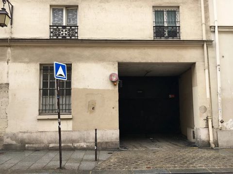 Close to the Musée Carnavalet- The VANEAU group offers you, rue Payenne, a parking space in the 3rd basement. ALUR LAW: number of lots in co-ownership: 188 - Share of annual co-ownership fees: 210 euros - - No procedure in progress. Details of our ra...