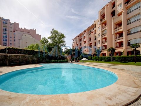 3 bedroom flat in a condominium in a Premium area of Cascais, with 24-hour security, concierge, garden and swimming pool. The Apartment consists of: Entrance hall with built-in wardrobes, fully equipped kitchen with dining area, living and dining roo...