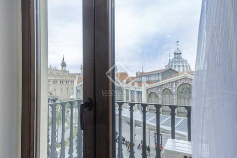 Lucas Fox presents this magnificent apartment with a careful recent comprehensive renovation located on the third floor of one of the best located properties in front of the Central Market in the Mercat neighbourhood of Valencia. The property has spa...
