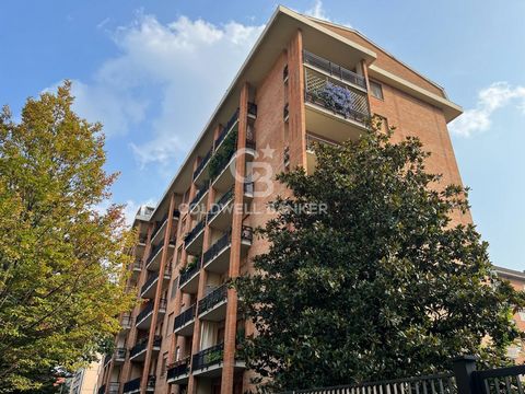 In the pleasant residential area between C.so Agnelli and C.so Cosenza, full of tree-lined avenues and gardens, in an elegant building of the seventies with concierge and condominium greenery, on the sixth floor with elevator elegant and bright apart...