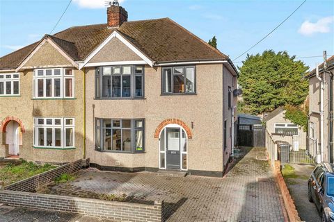 This spacious, semi-detached family home offers three bedrooms and refitted living spaces whilst maintaining many original features. Situated in a sought-after cul-de-sac in Old Moulsham, presenting a good-sized rear garden, detached garden room/offi...