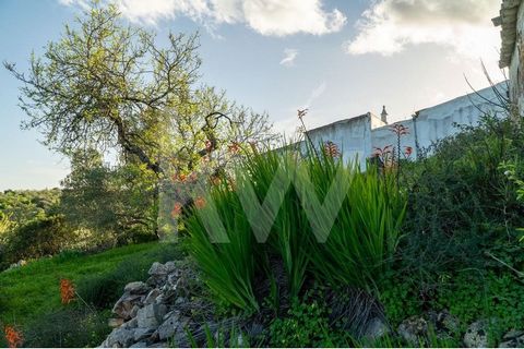 Discover your perfect hideaway in the heart of Santo Estêvão, Tavira. This 90m2 ruin is set in a spacious 4120m2 plot with fruit trees, local flowers, almond, olive and carob trees and offers stunning views of the Algarve countryside in a peaceful an...