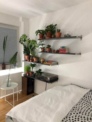 Good morning, A fully equipped, modern apartment is offered in a central location in Hamburg-Mitte. The bathroom was completely renovated 2 years ago and is as good as new. The kitchen is also 2 years old. The apartment offers a hallway, a bathroom, ...