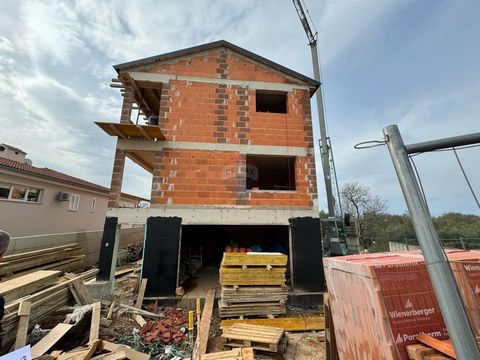 In der wunderschönen Gegend von Malinska bieten wir Ihnen eine einzigartige Gelegenheit – eine freistehende Villa, die 1000 Meter vom Meer und Strand entfernt gebaut wurde. Auf einem großzügigen Grundstück von 560 m² gelegen, erstreckt sich diese Vil...